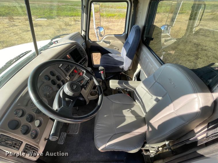 image for item DK2517 2006 Mack CHN613  semi truck