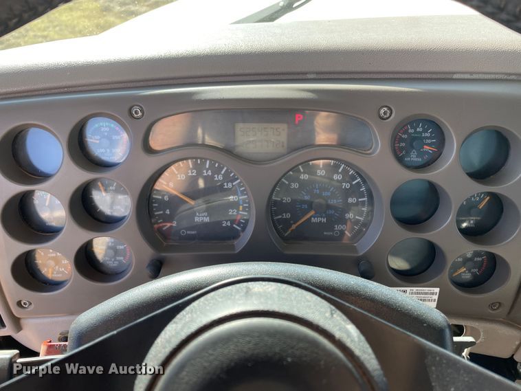 image for item DK2517 2006 Mack CHN613  semi truck