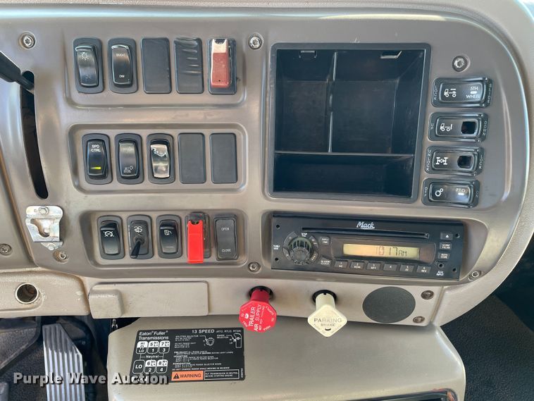 image for item DK2517 2006 Mack CHN613  semi truck