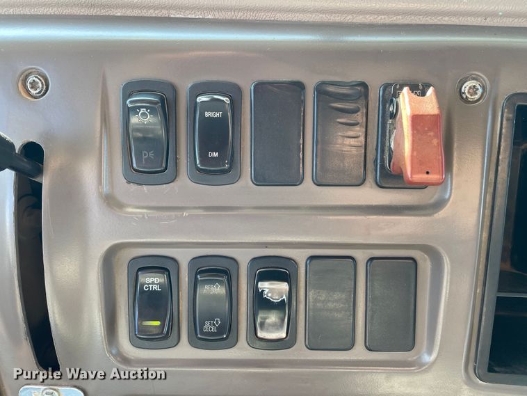 image for item DK2517 2006 Mack CHN613  semi truck