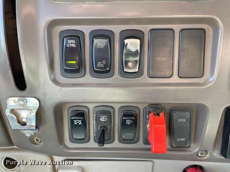 image for item DK2517 2006 Mack CHN613  semi truck