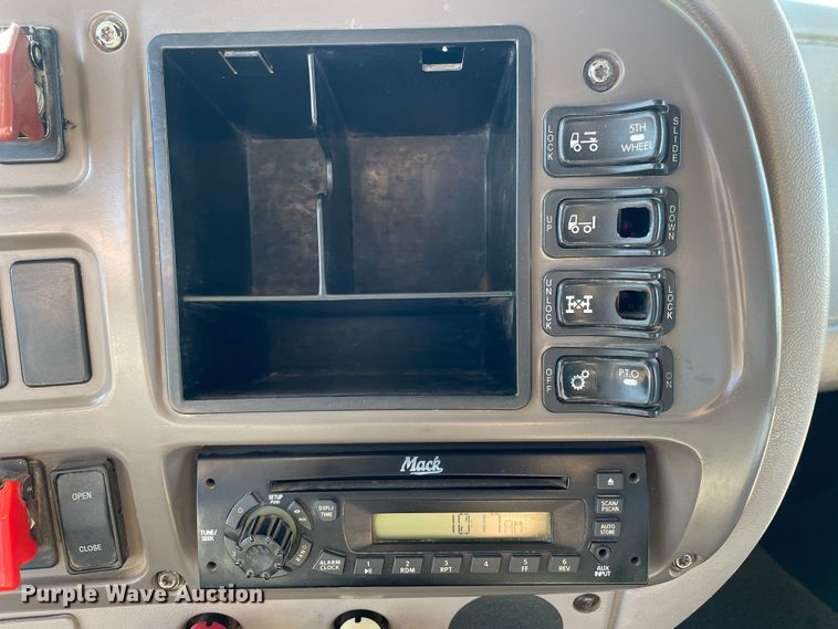 image for item DK2517 2006 Mack CHN613  semi truck