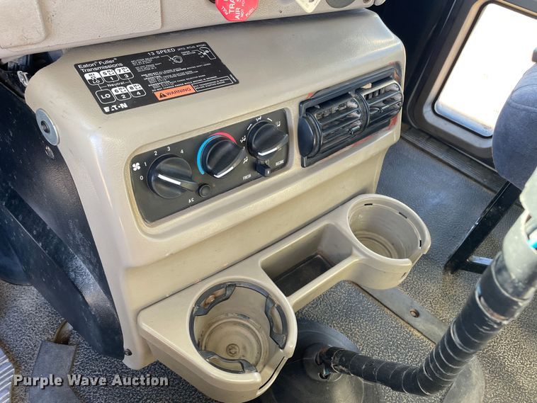 image for item DK2517 2006 Mack CHN613  semi truck