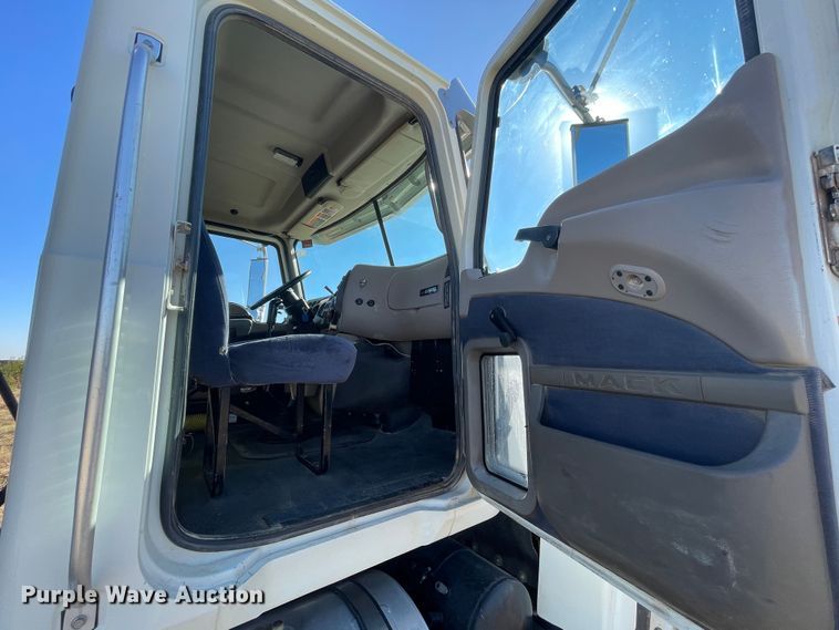 image for item DK2517 2006 Mack CHN613  semi truck