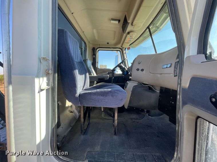 image for item DK2517 2006 Mack CHN613  semi truck