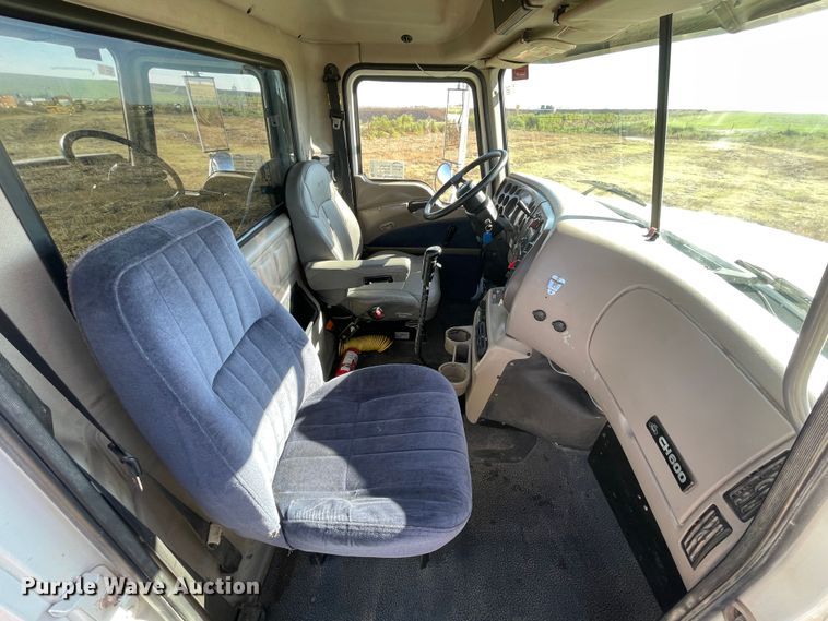 image for item DK2517 2006 Mack CHN613  semi truck