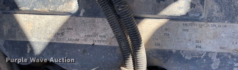 image for item DK2517 2006 Mack CHN613  semi truck