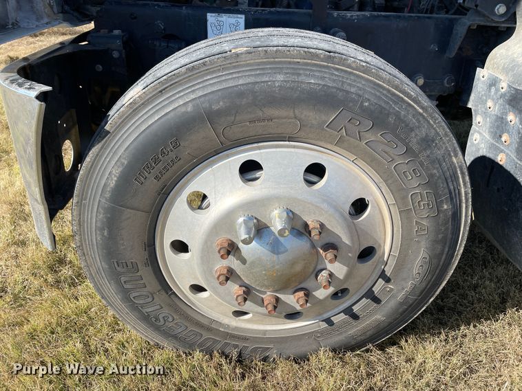 image for item DK2517 2006 Mack CHN613  semi truck