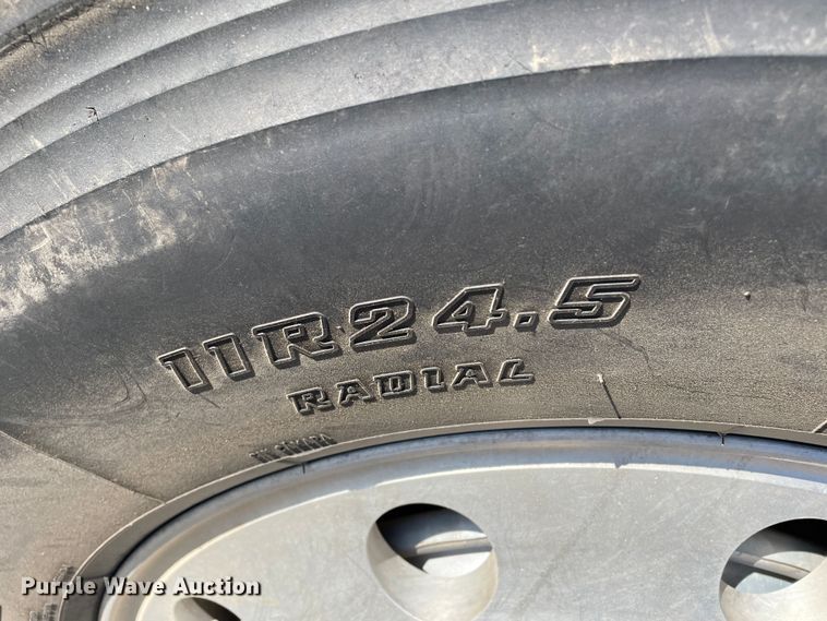 image for item DK2517 2006 Mack CHN613  semi truck