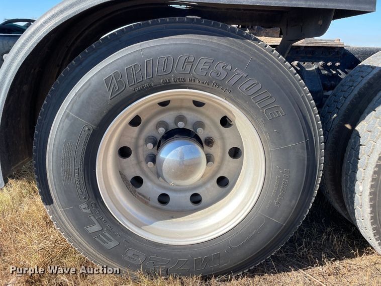 image for item DK2517 2006 Mack CHN613  semi truck