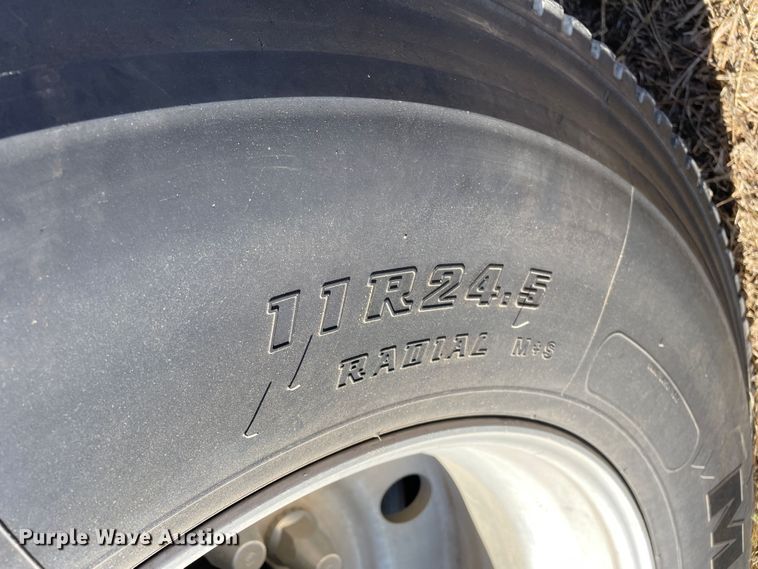 image for item DK2517 2006 Mack CHN613  semi truck