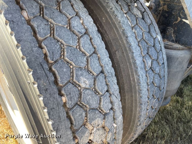 image for item DK2517 2006 Mack CHN613  semi truck