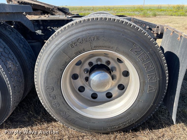 image for item DK2517 2006 Mack CHN613  semi truck