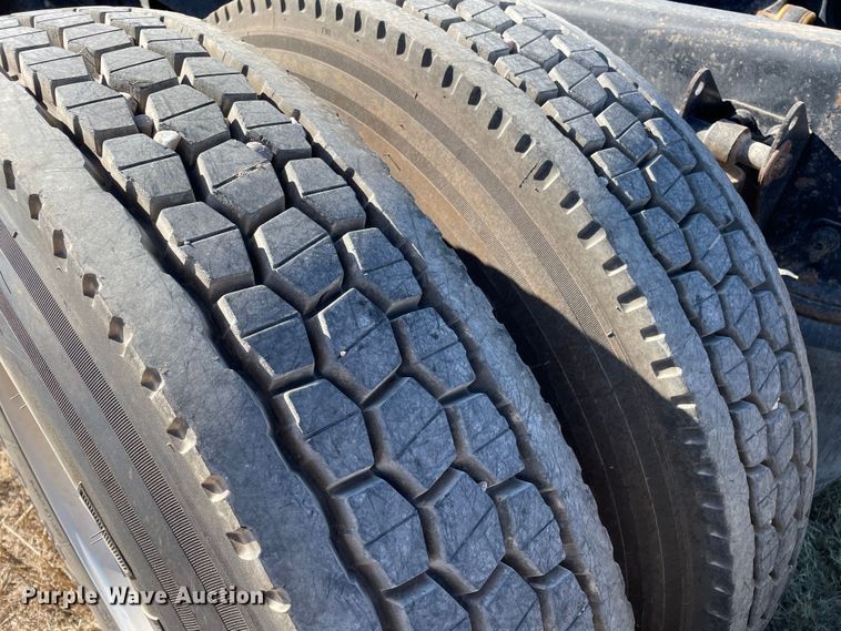 image for item DK2517 2006 Mack CHN613  semi truck