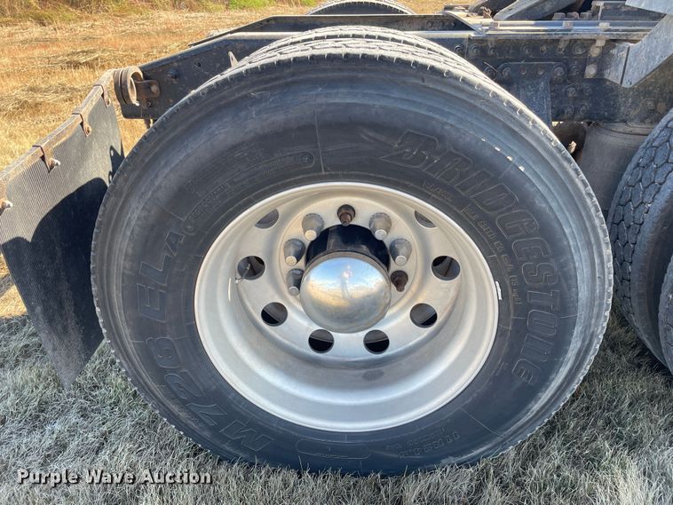 image for item DK2517 2006 Mack CHN613  semi truck