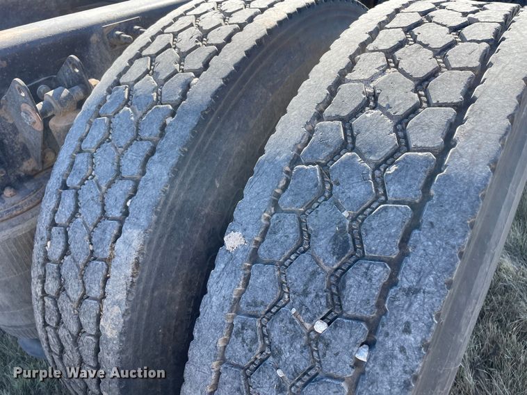 image for item DK2517 2006 Mack CHN613  semi truck