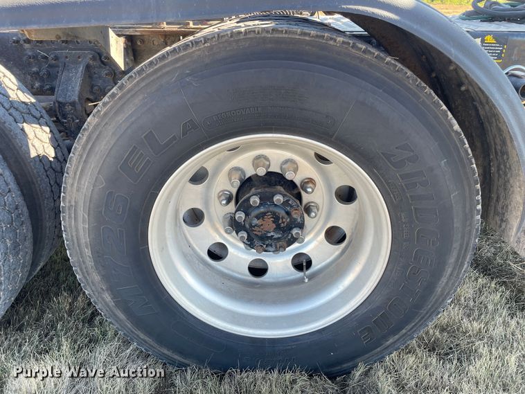 image for item DK2517 2006 Mack CHN613  semi truck