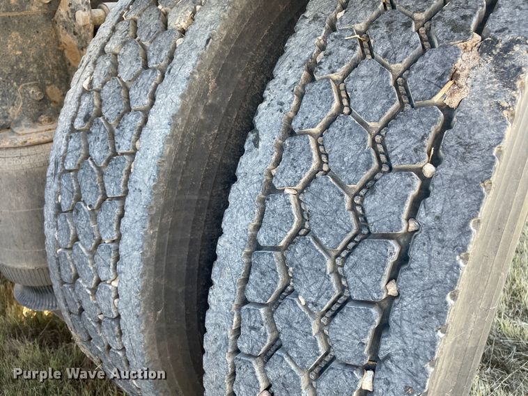 image for item DK2517 2006 Mack CHN613  semi truck