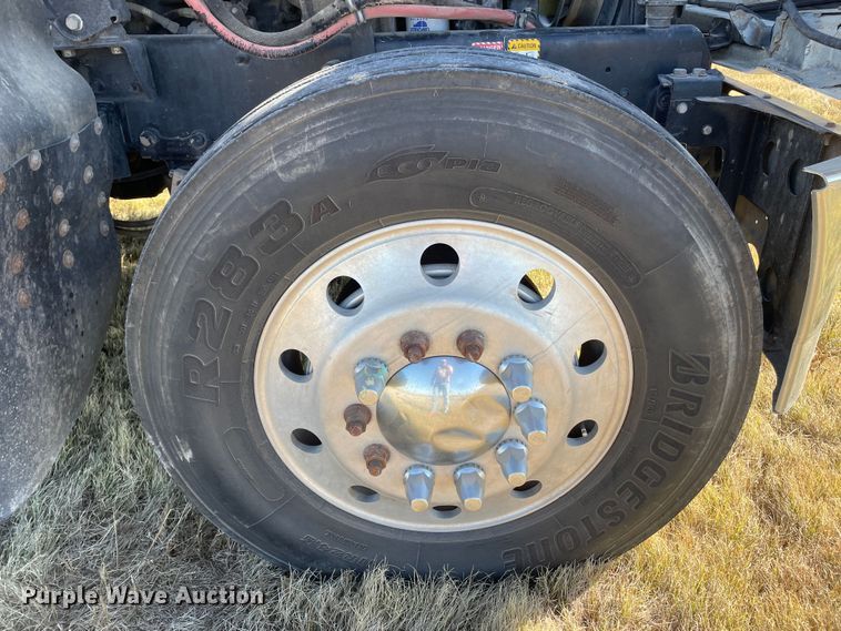 image for item DK2517 2006 Mack CHN613  semi truck