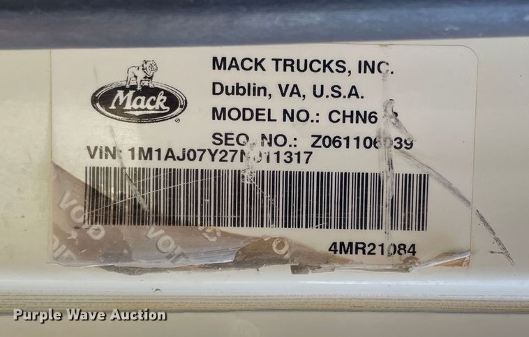 image for item DK2517 2006 Mack CHN613  semi truck