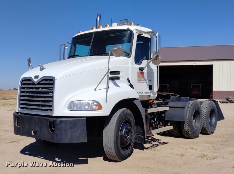 image for item DK8831 2006 Mack CXN613 semi truck