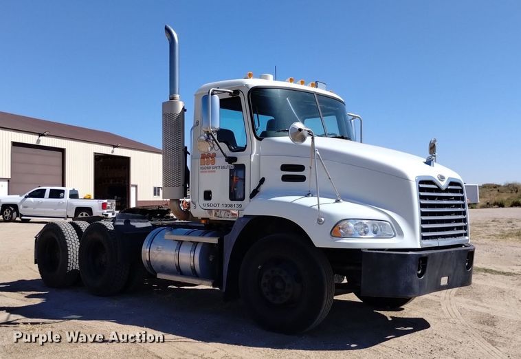 image for item DK8831 2006 Mack CXN613 semi truck