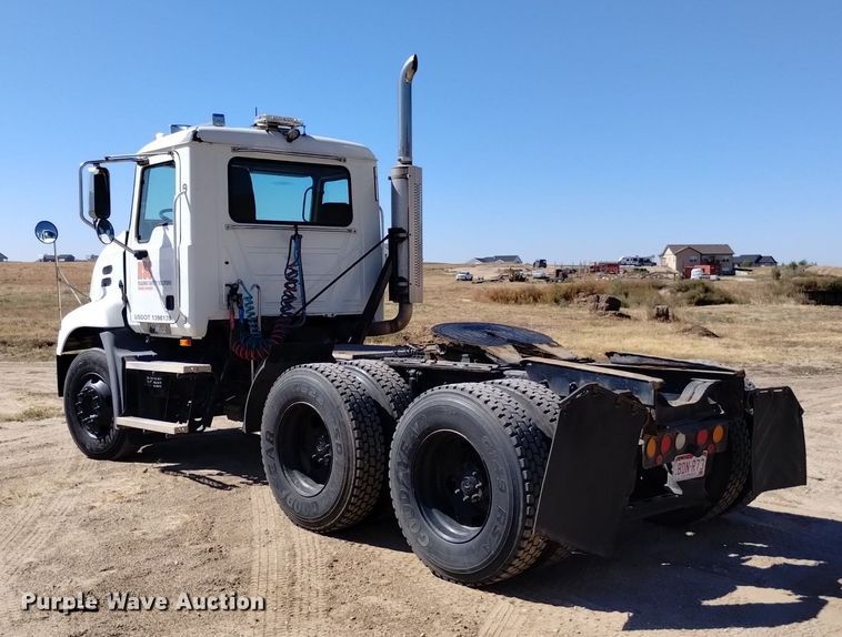 image for item DK8831 2006 Mack CXN613 semi truck