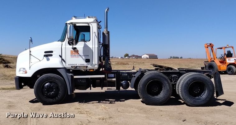 image for item DK8831 2006 Mack CXN613 semi truck