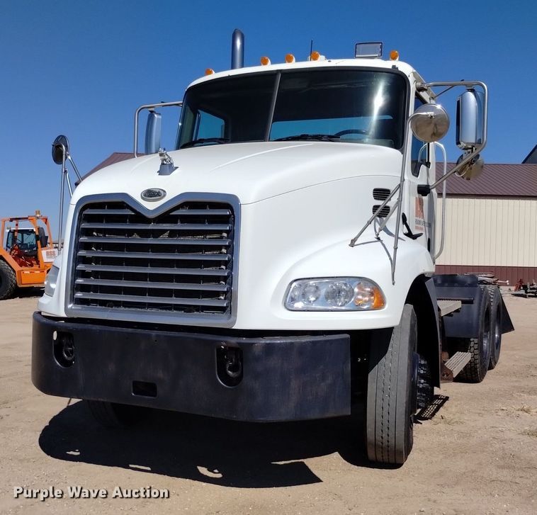 image for item DK8831 2006 Mack CXN613 semi truck