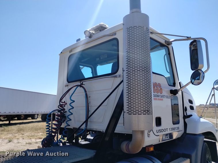 image for item DK8831 2006 Mack CXN613 semi truck