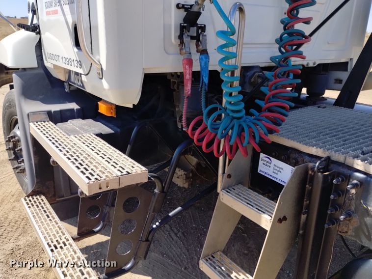 image for item DK8831 2006 Mack CXN613 semi truck