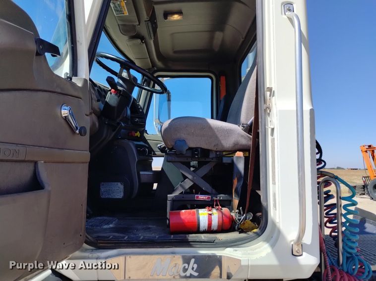 image for item DK8831 2006 Mack CXN613 semi truck