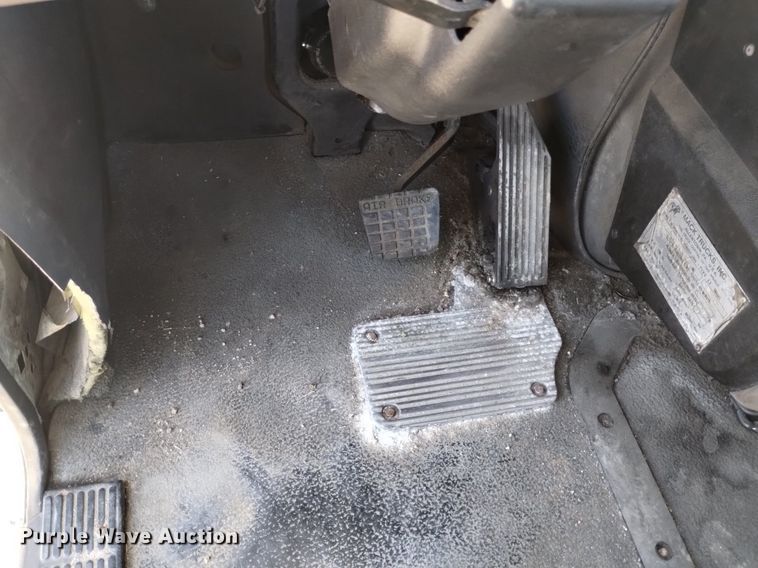 image for item DK8831 2006 Mack CXN613 semi truck