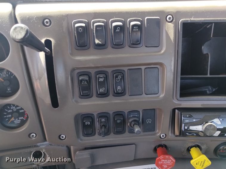 image for item DK8831 2006 Mack CXN613 semi truck