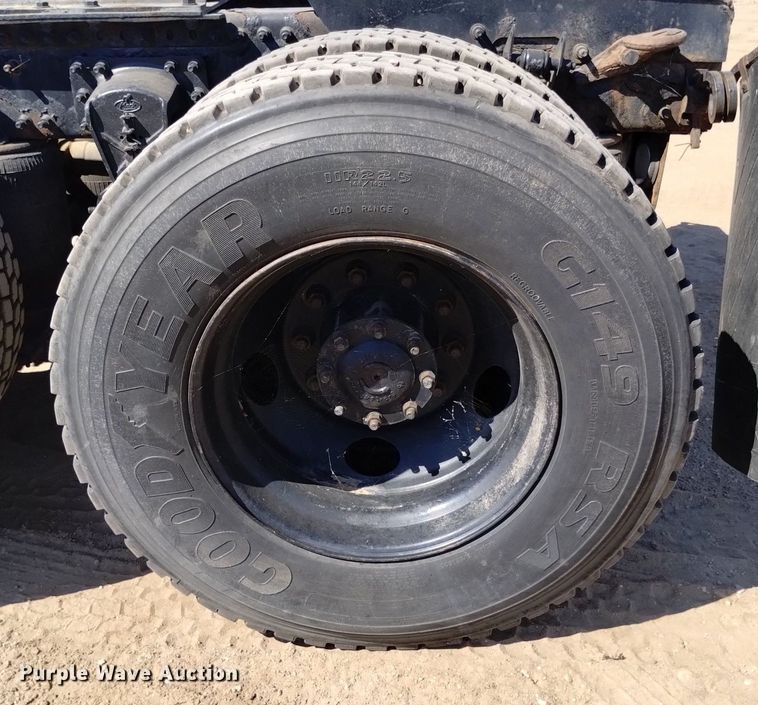 image for item DK8831 2006 Mack CXN613 semi truck