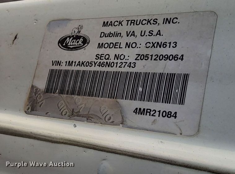 image for item DK8831 2006 Mack CXN613 semi truck