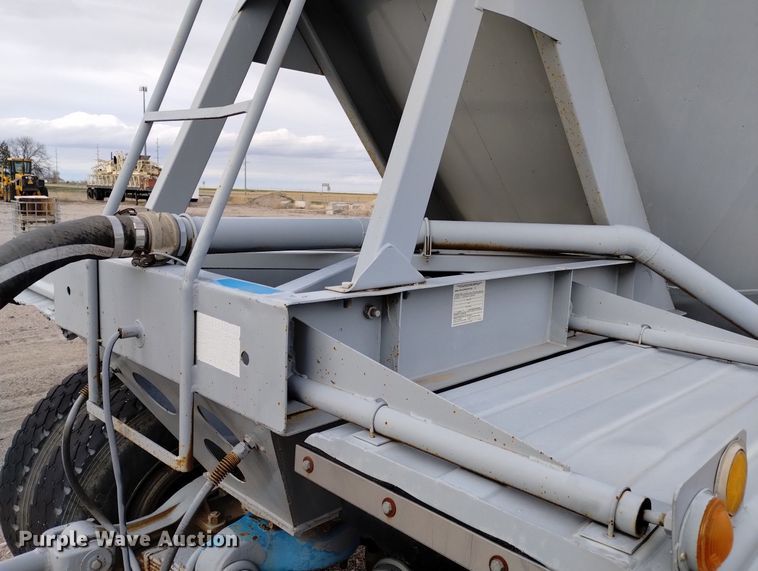 image for item DN6405 (2) pneumatic dry bulk trailer