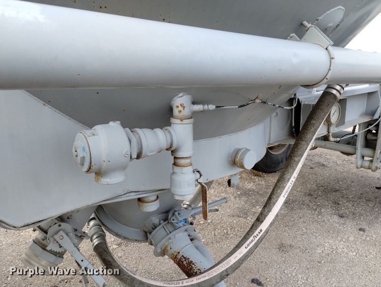 image for item DN6405 (2) pneumatic dry bulk trailer