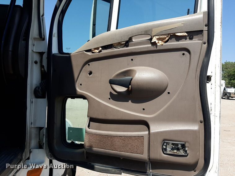 image for item DO3123 2005 Kenworth T2000  semi truck