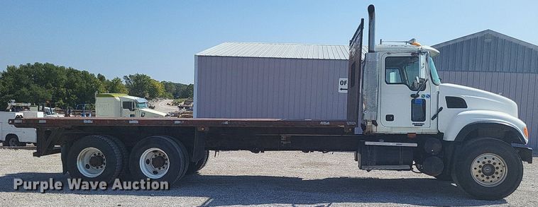 image for item DO4690 2007 Mack Granite CV713  flatbed truck