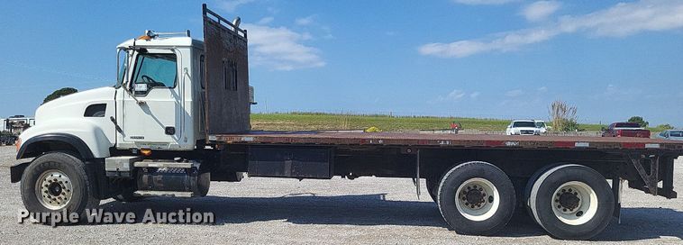 image for item DO4690 2007 Mack Granite CV713  flatbed truck