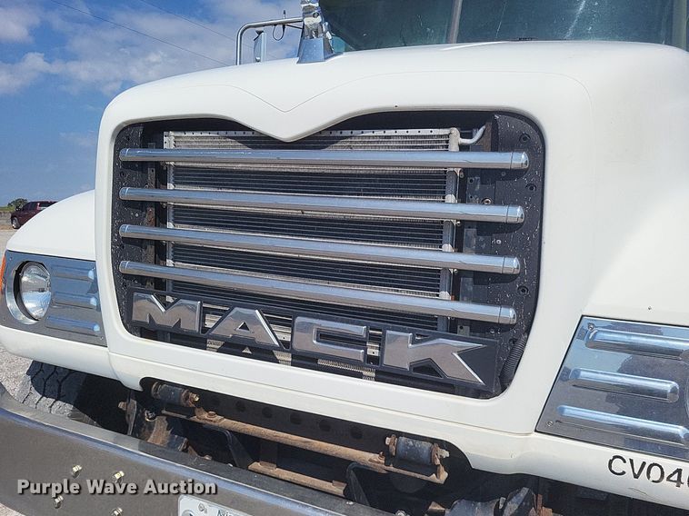 image for item DO4690 2007 Mack Granite CV713  flatbed truck