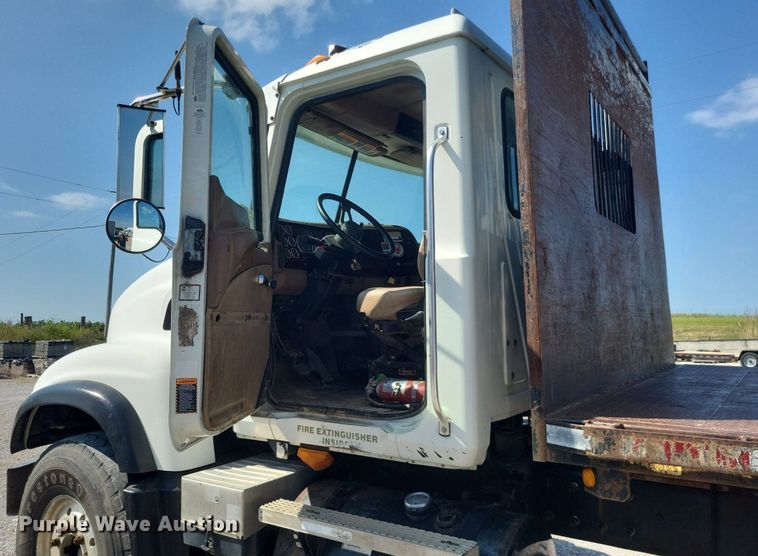 image for item DO4690 2007 Mack Granite CV713  flatbed truck