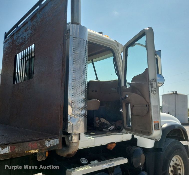 image for item DO4690 2007 Mack Granite CV713  flatbed truck