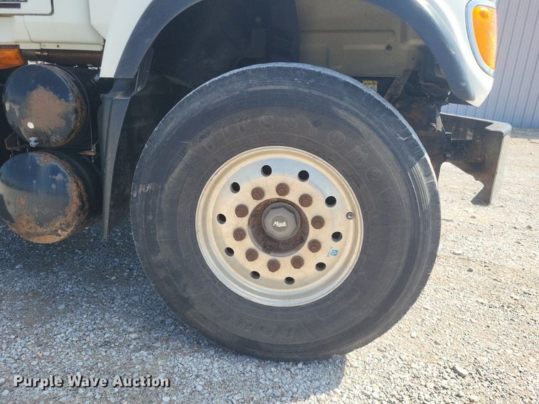 image for item DO4690 2007 Mack Granite CV713  flatbed truck