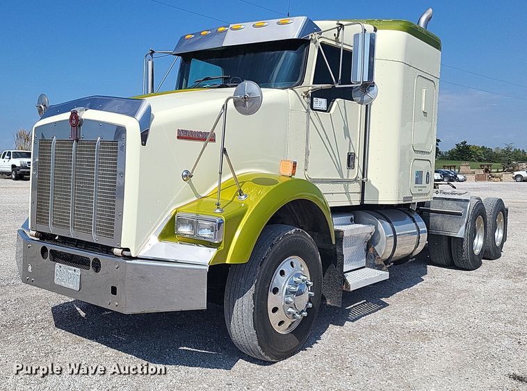 image for item DO4692 1999 Kenworth T800  semi truck
