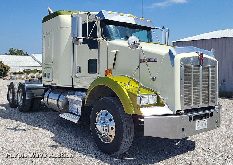 image for item DO4692 1999 Kenworth T800  semi truck