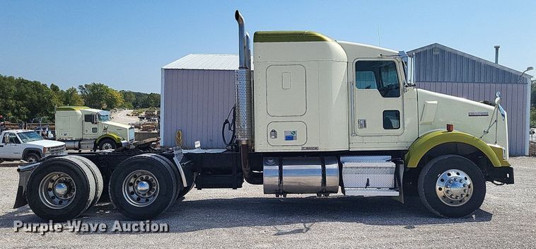 image for item DO4692 1999 Kenworth T800  semi truck