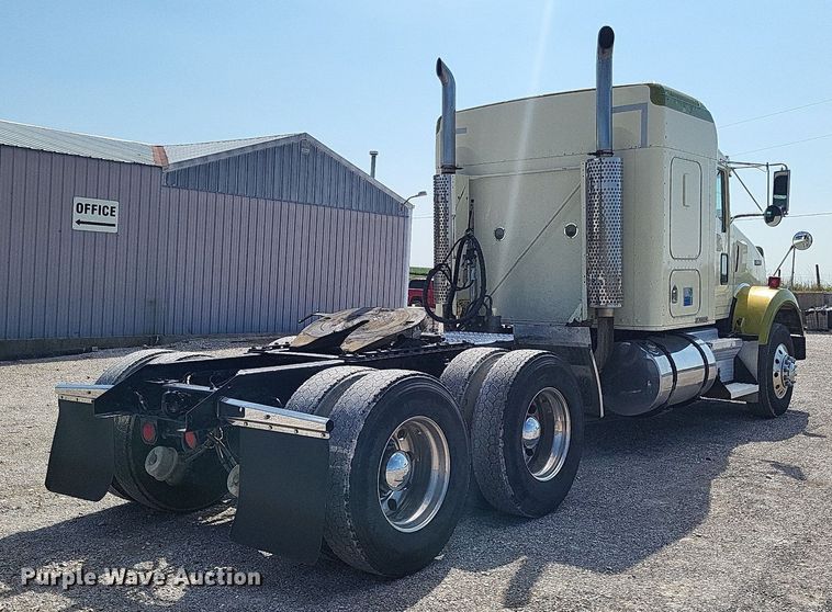 image for item DO4692 1999 Kenworth T800  semi truck