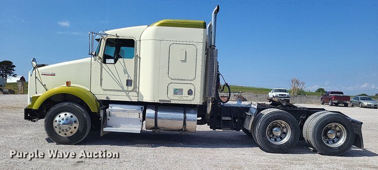 image for item DO4692 1999 Kenworth T800  semi truck